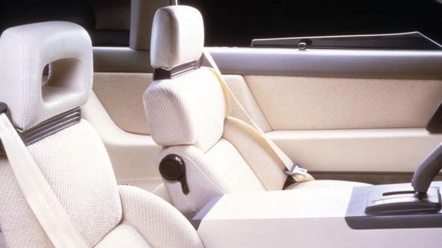 Интерьер Mazda MX-03 Concept 1985 года  (фото 9 из 13)